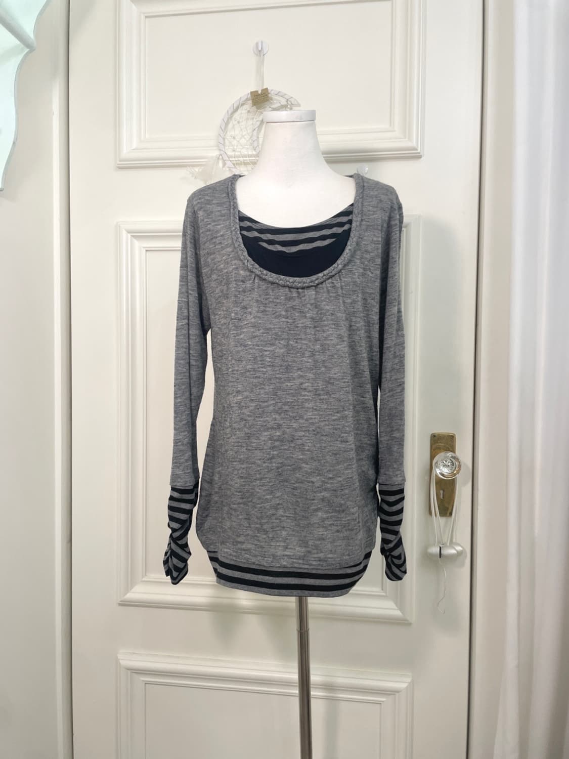 gray black stripe shirring top 상품이미지1