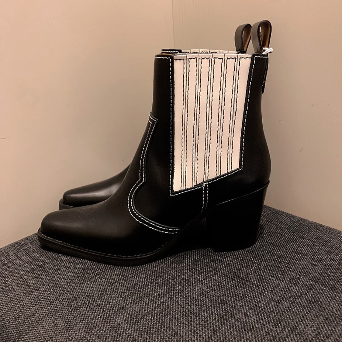 GANNI 가니 여성 블랙 스티치 디테일 앵클부츠 상품이미지2