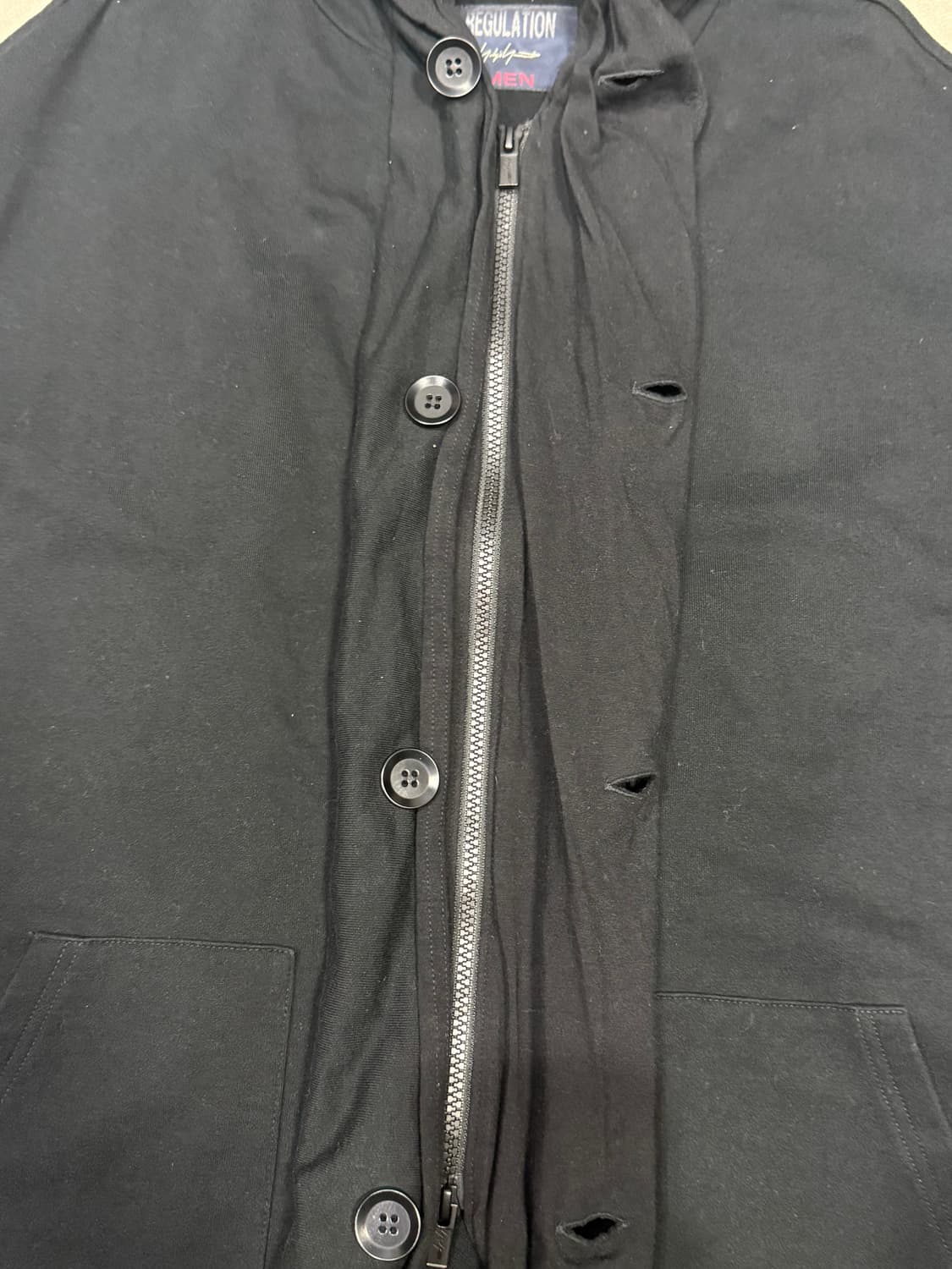 요지 야마모토 레귤레이션 단추 디테일 투웨이 롱 후드 집업 자켓 상품이미지3