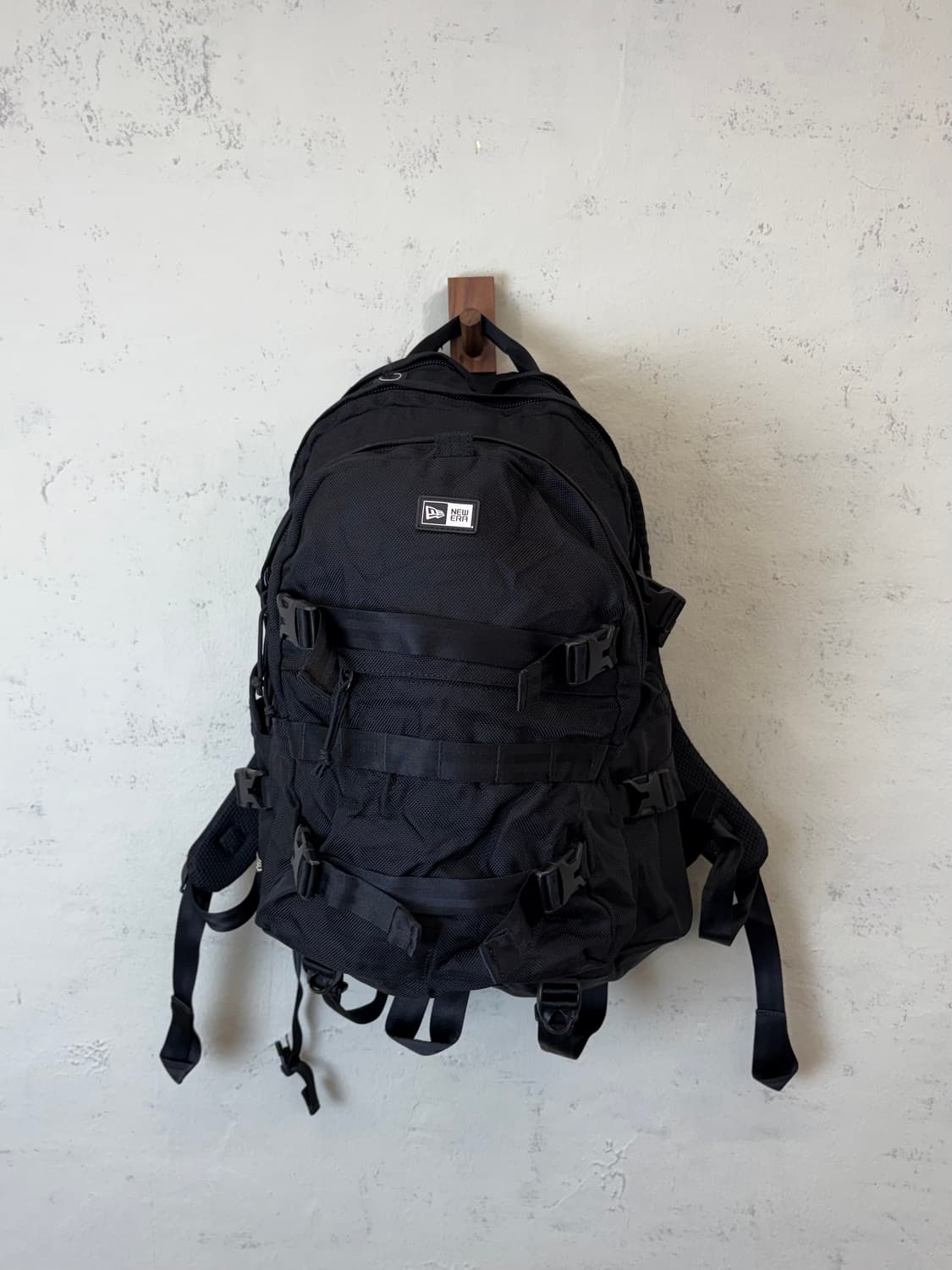 뉴에라 캐리어 백팩 블랙 상품이미지1