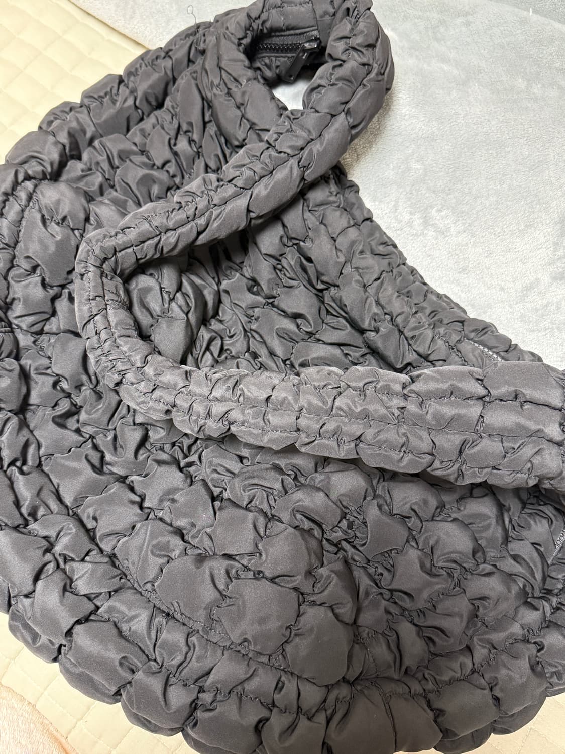 코스 퀄티드 오버사이즈 숄더백 블랙 상품이미지2