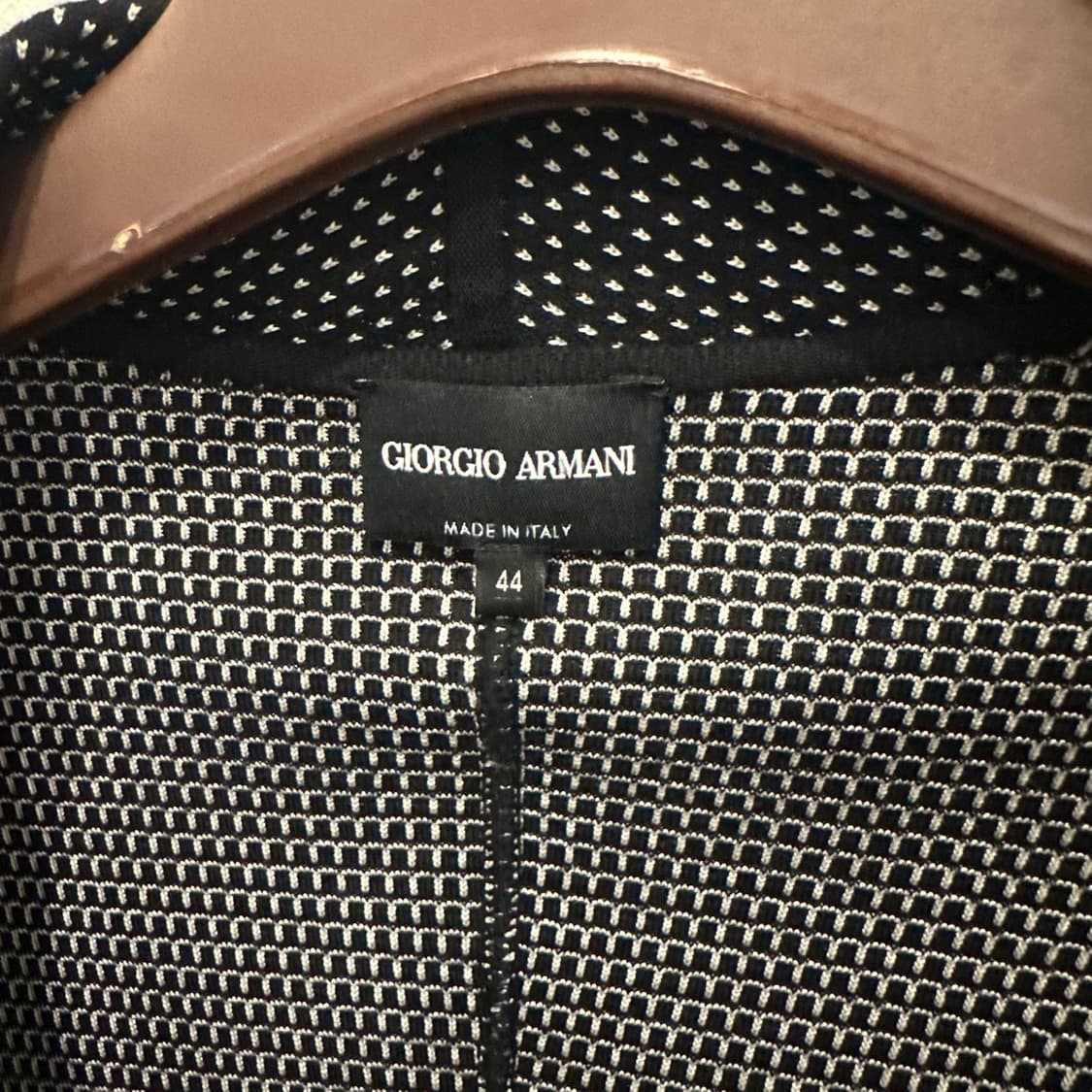 조르지오 아르마니 크롭 자켓 자수 패턴 커브 카라넥 파이핑 디테일 블랙 상품이미지6