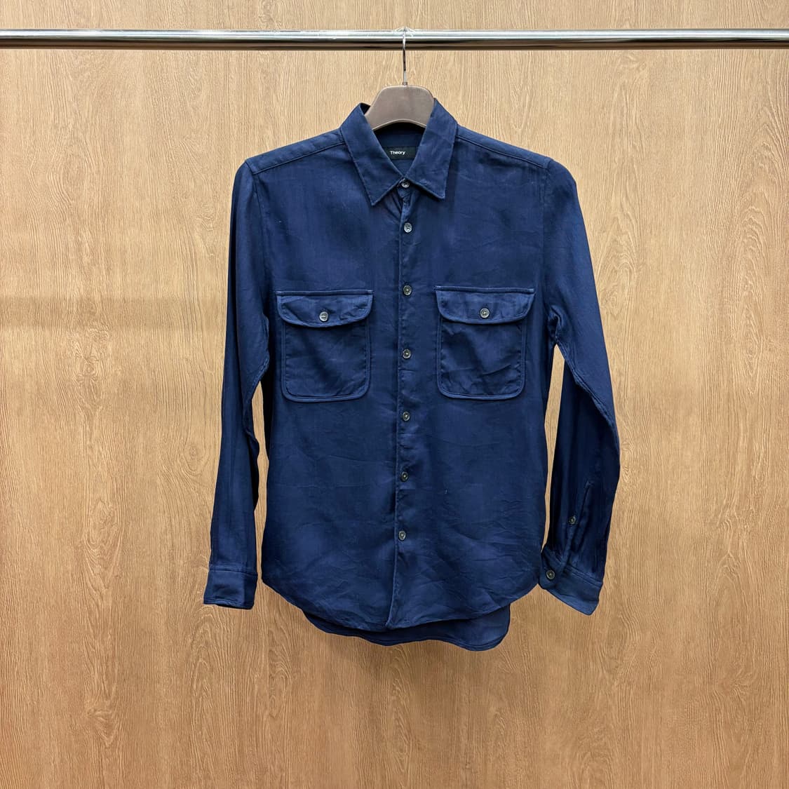 띠어리 린넨 긴팔 셔츠 더블 플랩 포켓 버튼 심플 디테일 네이비 상품이미지2