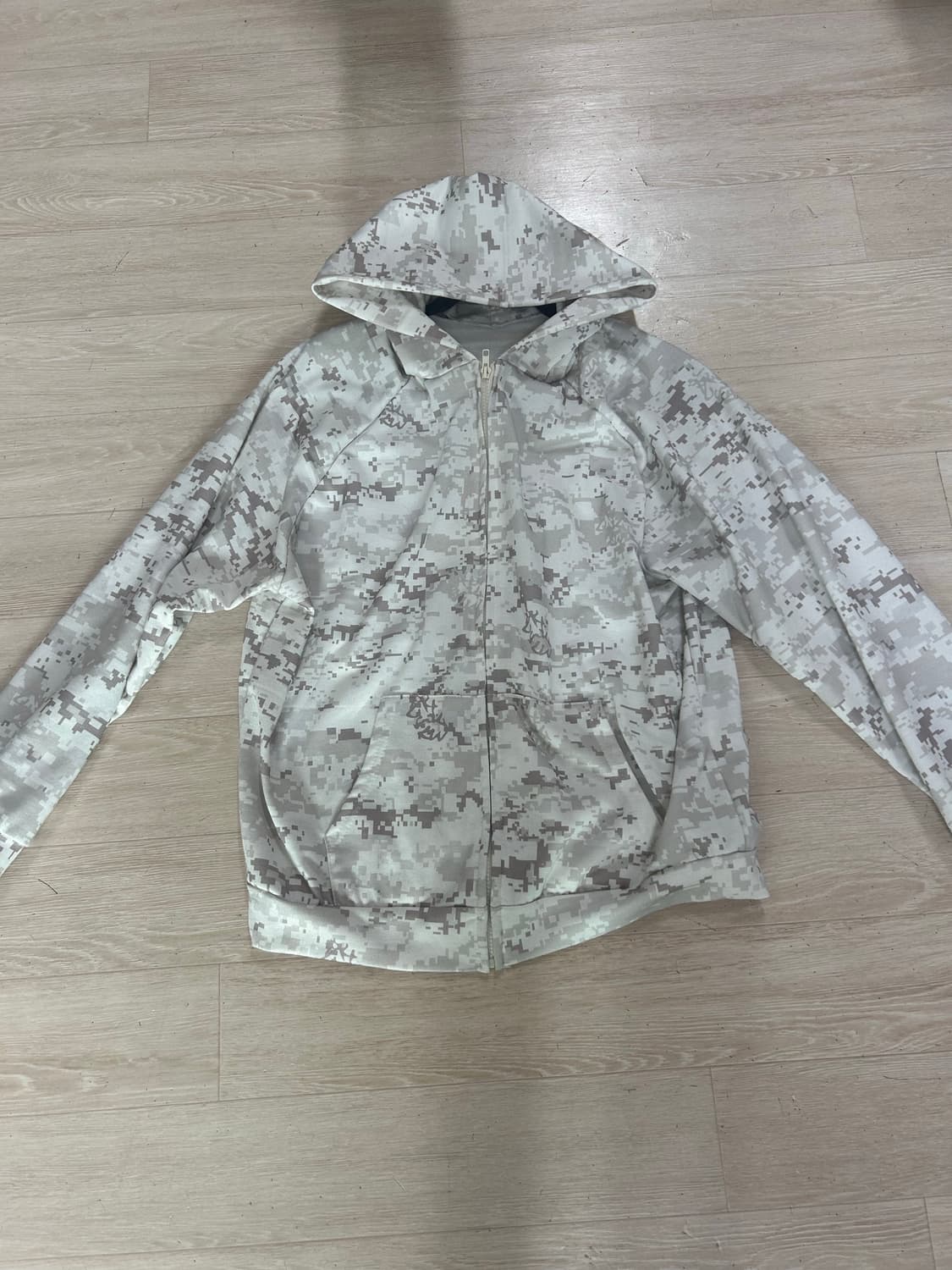 화이트 카모후드집업 s사이즈 판매합니다 상품이미지1