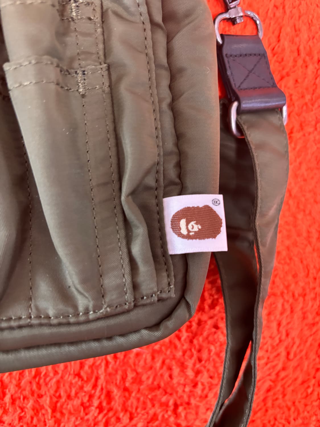 Bape] 패딩 숄더 크로스백 그린 상품이미지4