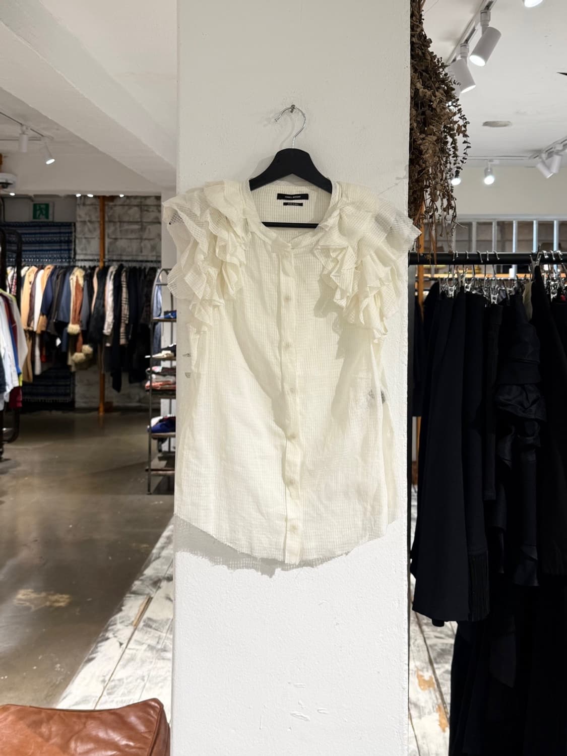 이자벨마랑 아이보리 러플 버튼 슬리브리스 블라우스 상품이미지1