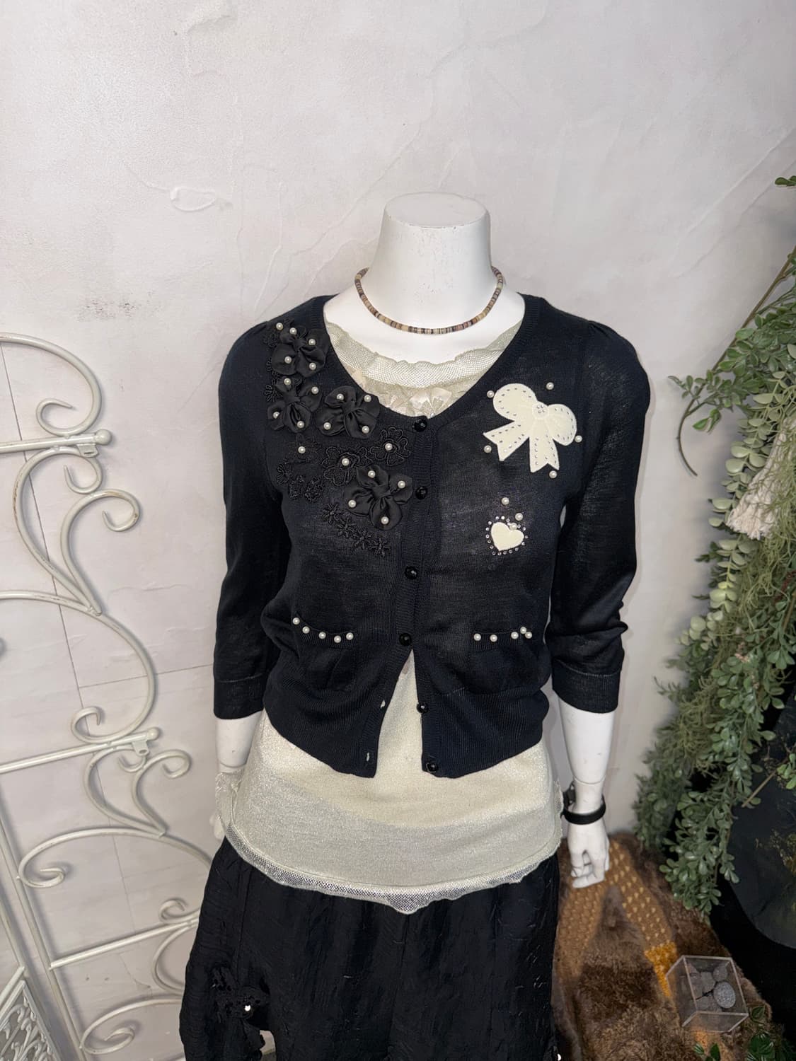 Black ribbon flower pearl half cardigan  상품이미지3
