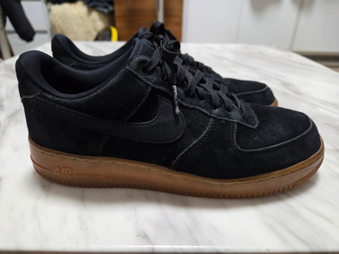 나이키 에어포스1 '07 블랙 스웨이드 스니커즈 상품이미지3