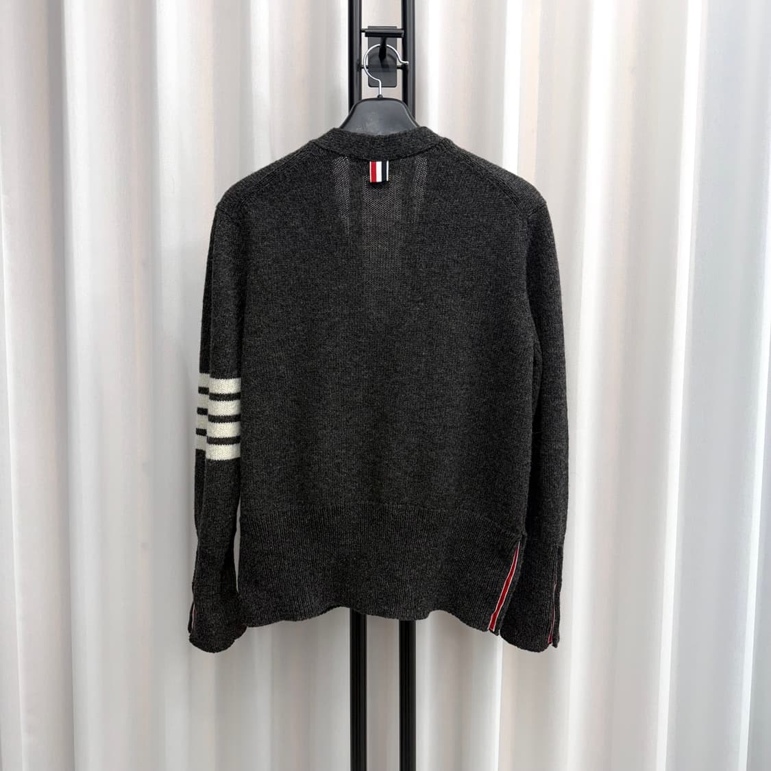 [4] 톰브라운 사선완장 셰틀랜드 가디건 다크그레이 상품이미지2