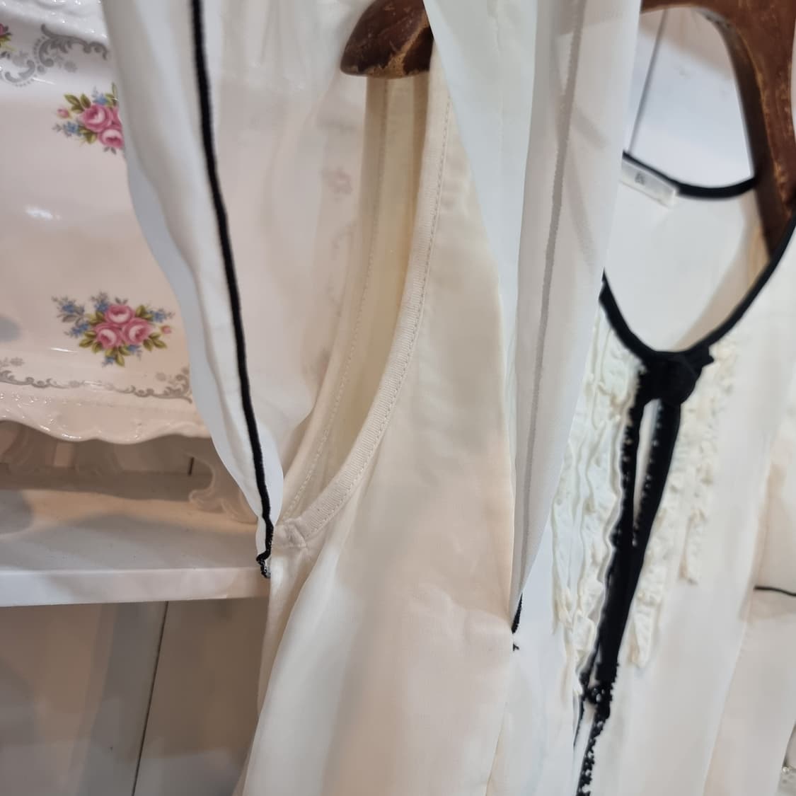 블랙 파이핑 쉬폰프릴 블라우스 상품이미지4