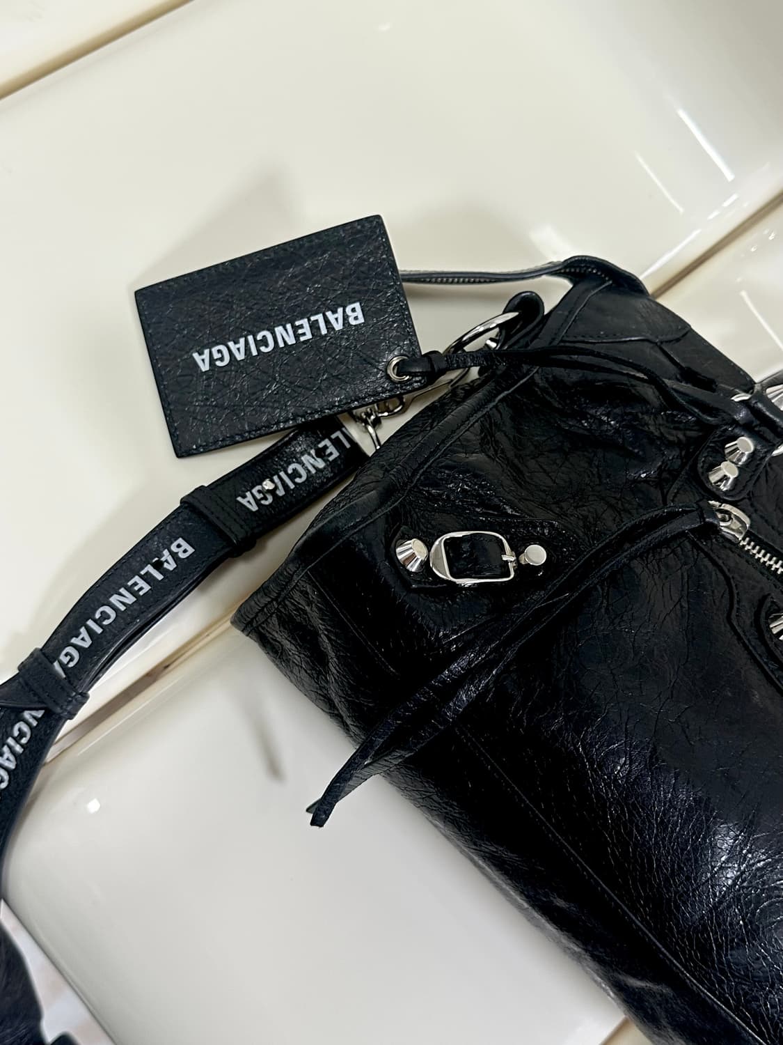 [A+ 정품] 발렌시아가 시티 모터백 스몰 로고스트랩 상품이미지7