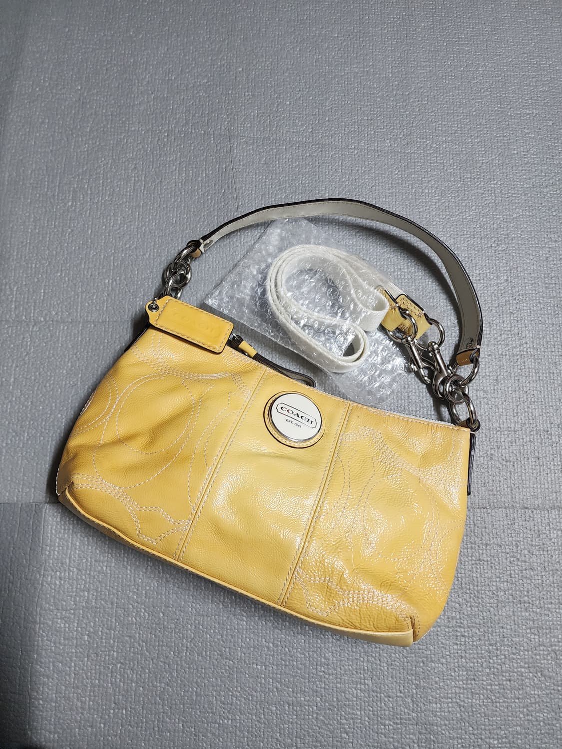 코치 옐로우 시그니처 스티치 숄더백 호보백 상품이미지1