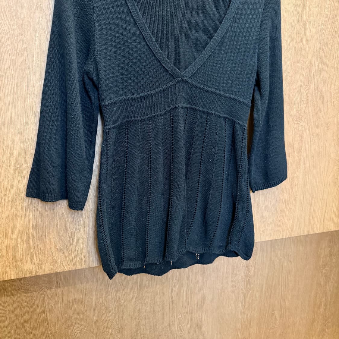 빈티지 브이넥 니트 7부 소매 펀칭 배색 디테일 블랙 상품이미지4