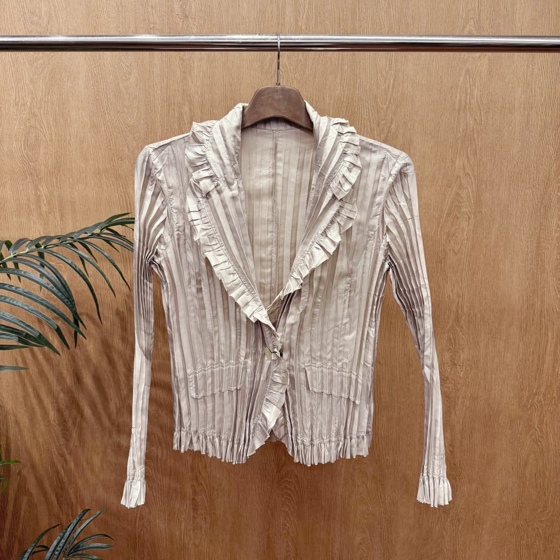 스페치오 플리츠 프릴 블라우스 스트라이프 텍스처 슬림핏 베이지 상품이미지1