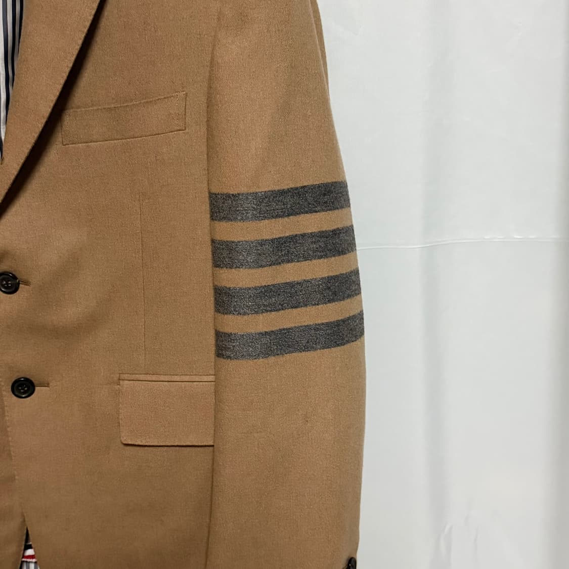 [S+급/1] 톰브라운 사선완장 울 트윌 클래식 수트 정장 베이지 상품이미지2