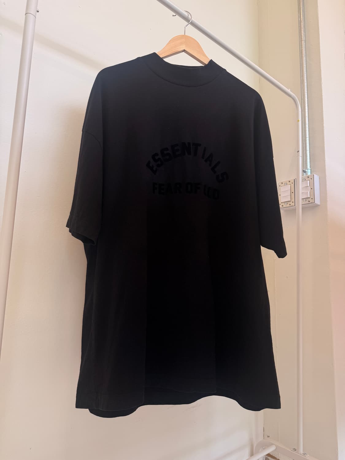 피어오브갓 에센셜(FEAR OF GOD ESSENTALI로고 프린트 티 상품이미지1
