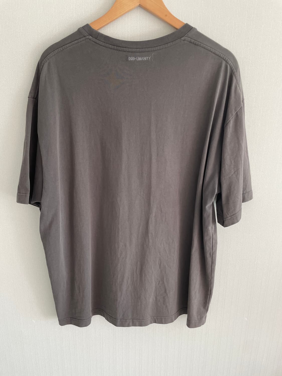 999휴머니티 EVD 로고 하프 티셔츠 (차콜)   상품이미지2