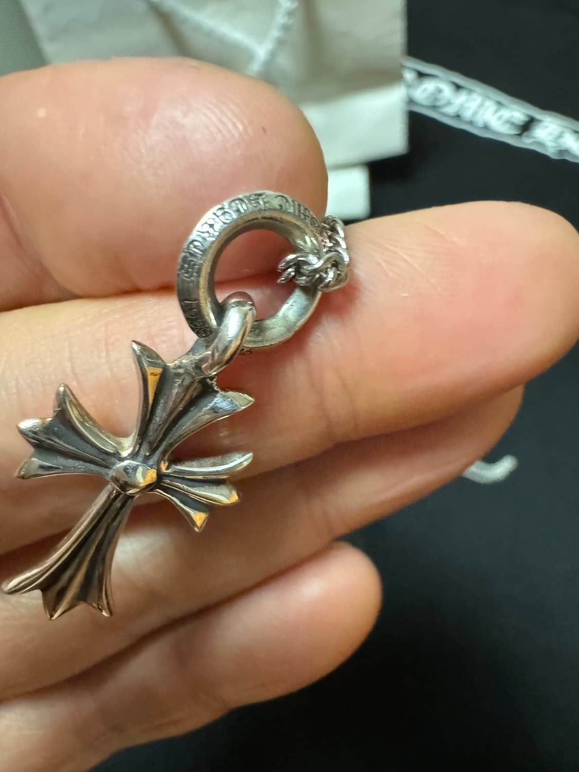 크롬하츠 타이니 크로스 참 펜던트 실버 목걸이 상품이미지4