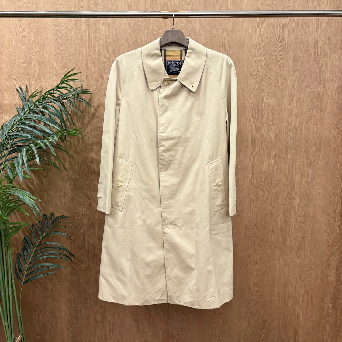 버버리 싱글 브레스티드 코트 노바 체크 안감 소매 스트랩 디테일 베이지 상품이미지1