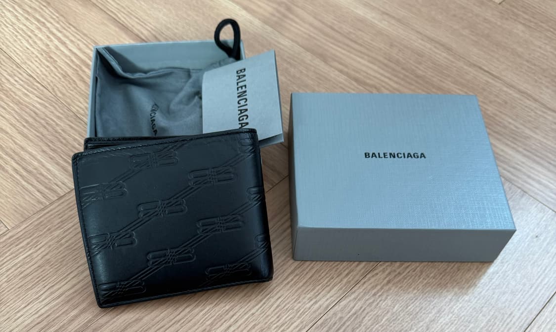 발렌시아가 박스 카프스킨 엠보노 모노그램 스퀘어 반지갑 상품이미지3