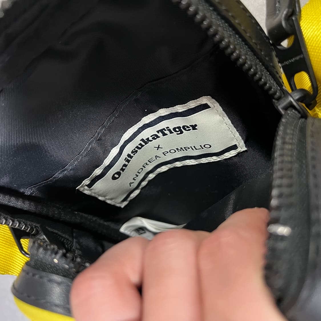 오니츠카타이거 X 안드레아 폼펠리오 옐로우 크로스백 상품이미지3