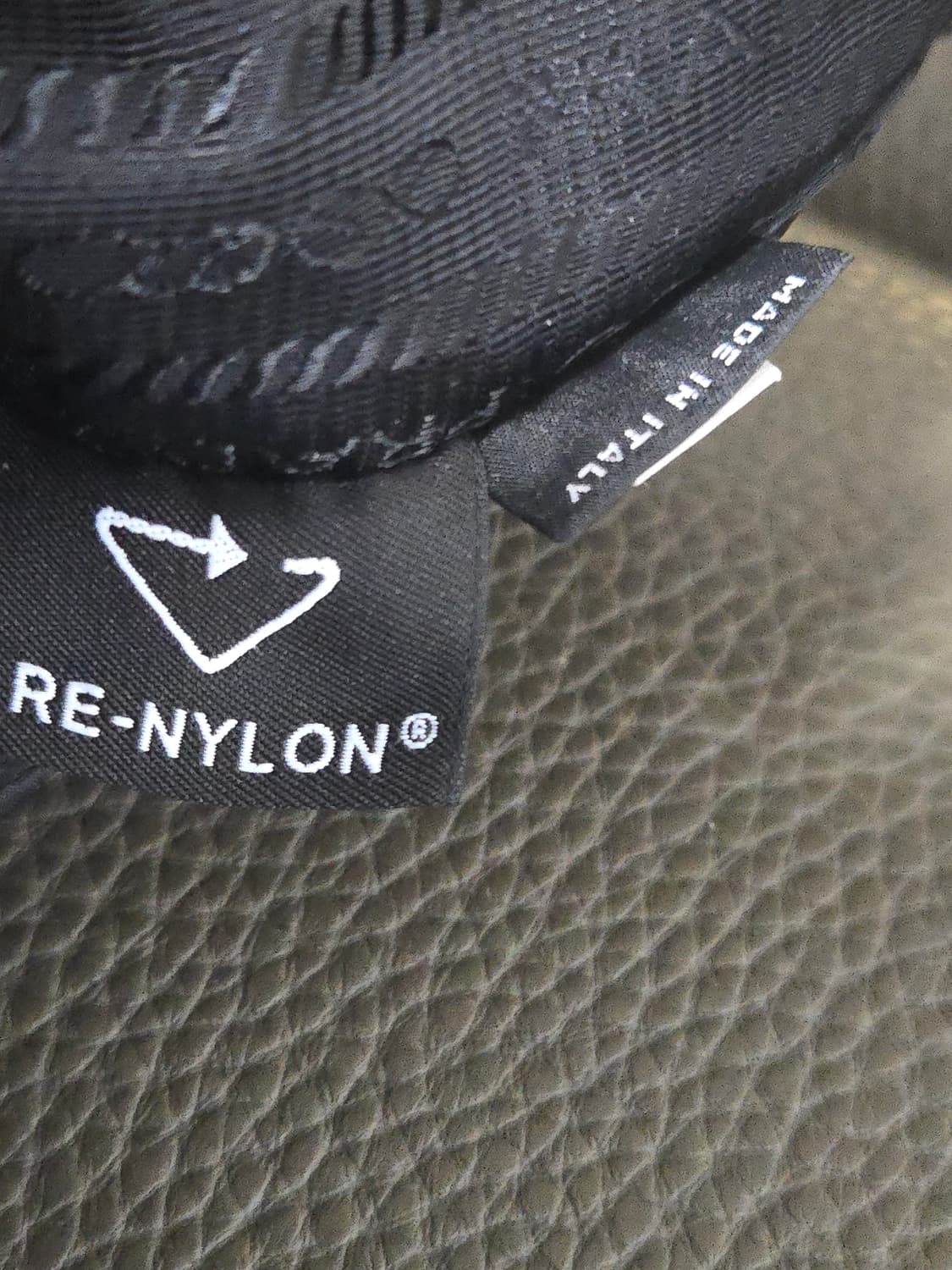 프라다 리에디션 2005 리나일론 호보백 상품이미지5