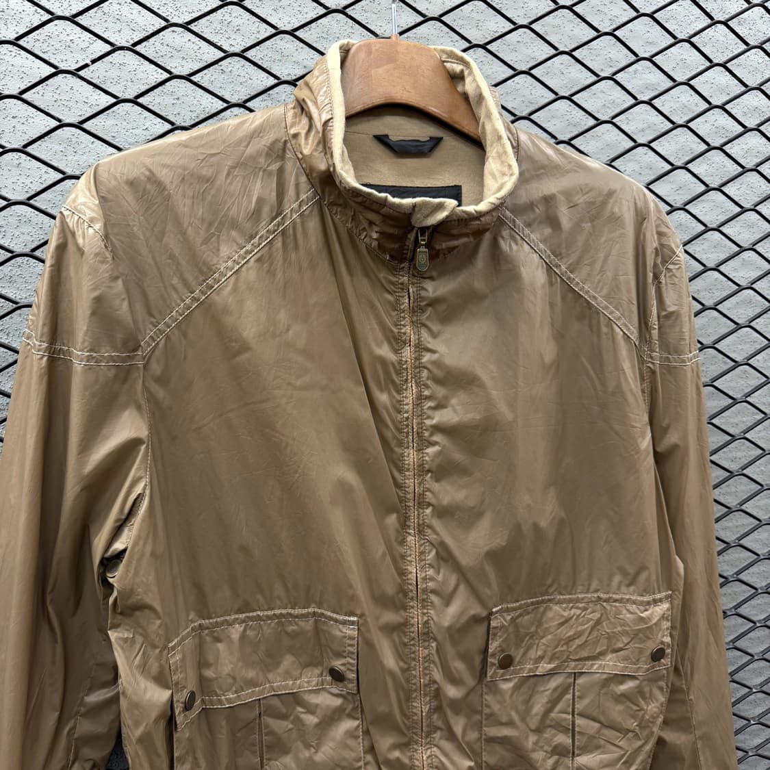 벨스타프 나일론 풀집업 A-2 자켓 투포켓 롱시보리 디테일 베이지 상품이미지4