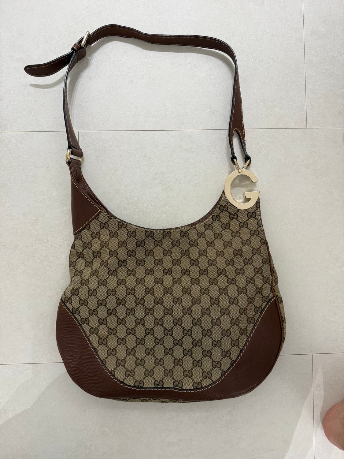 구찌 GG 캔버스 샬롯 미디엄 숄더백 상품이미지4