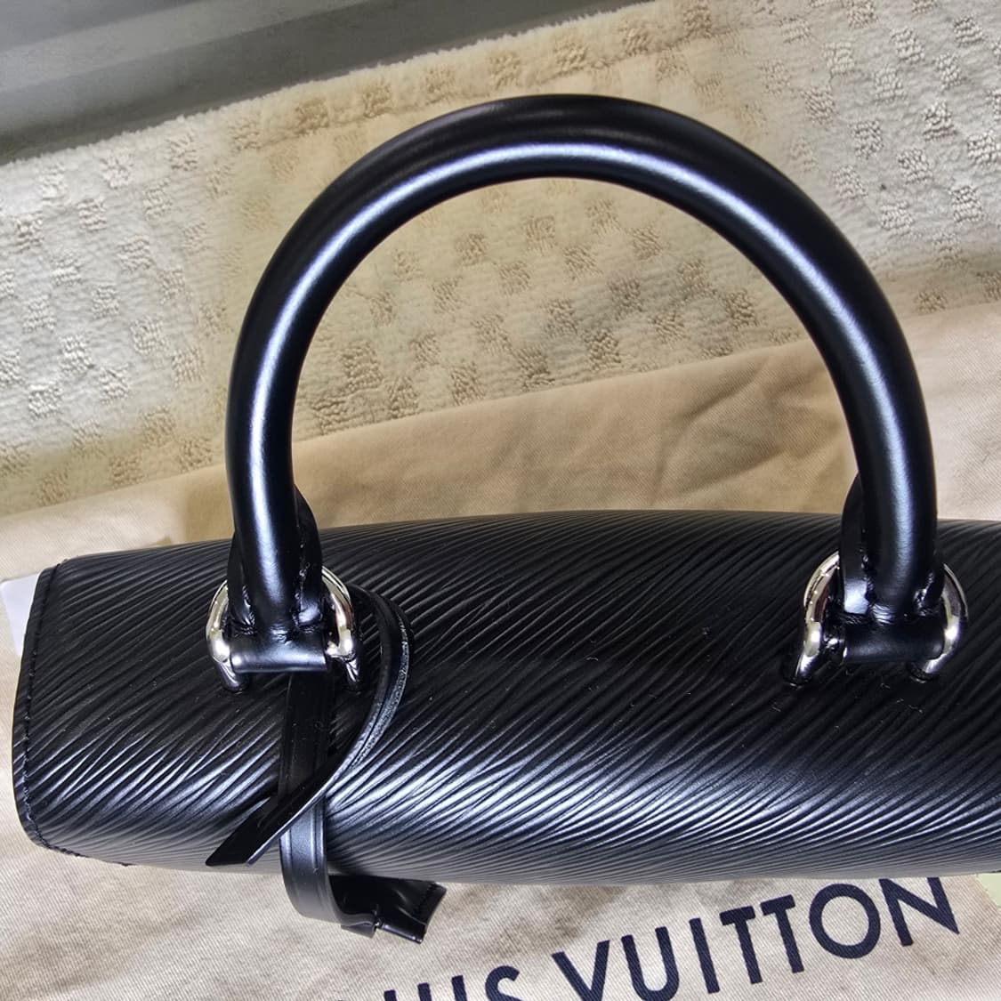 [중고/정품] 루이비통 클루니 미니 에피 블랙 토트백 상품이미지7