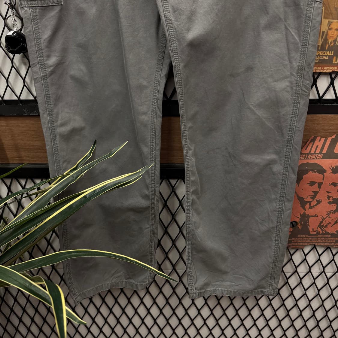 칼하트 던가리핏 카펜터 워크 팬츠 후면 포켓 로고 포인트 그레이 상품이미지4