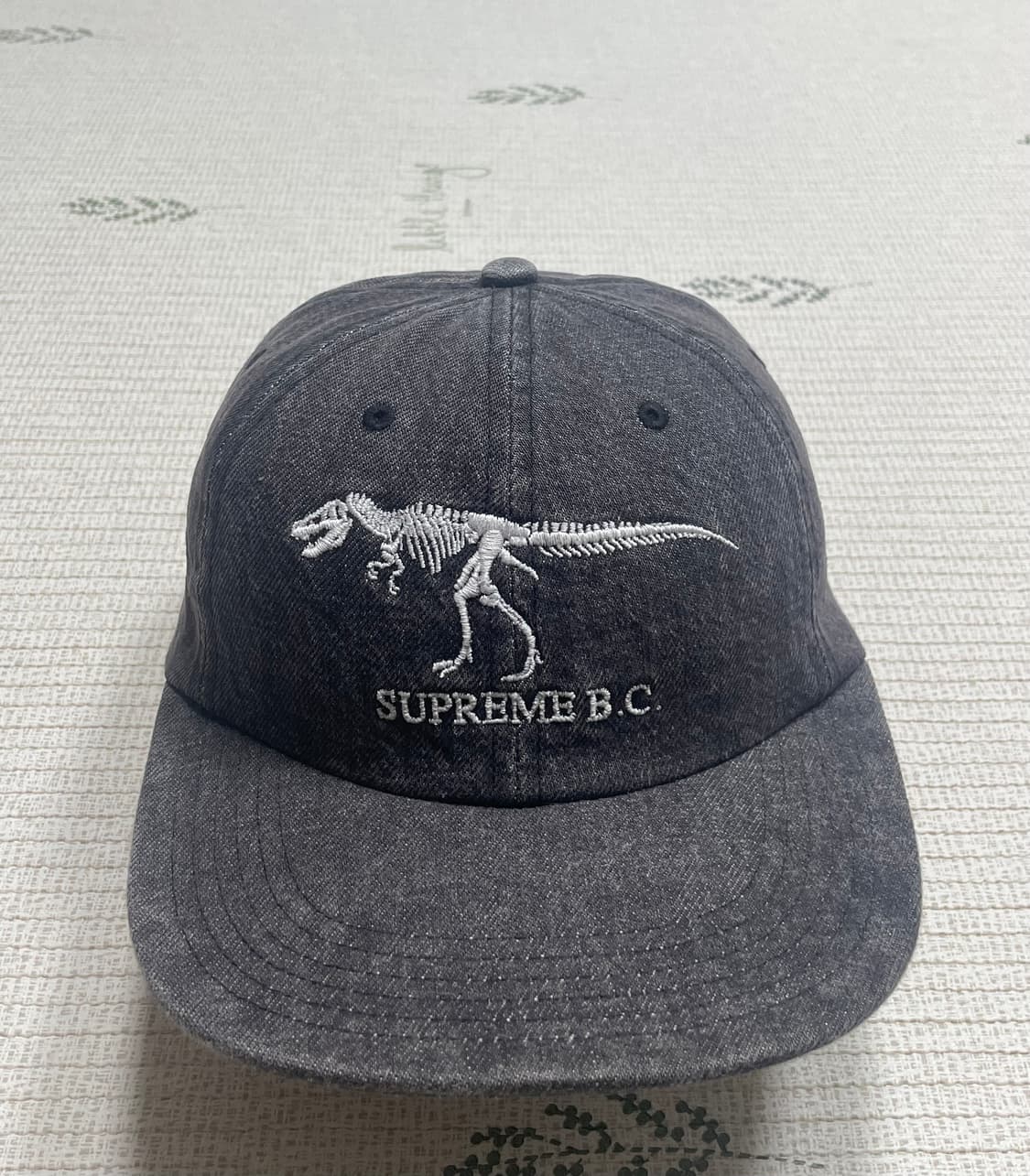 18fw 슈프림 쥬라기 블랙 데님 6패널 볼캡 상품이미지1