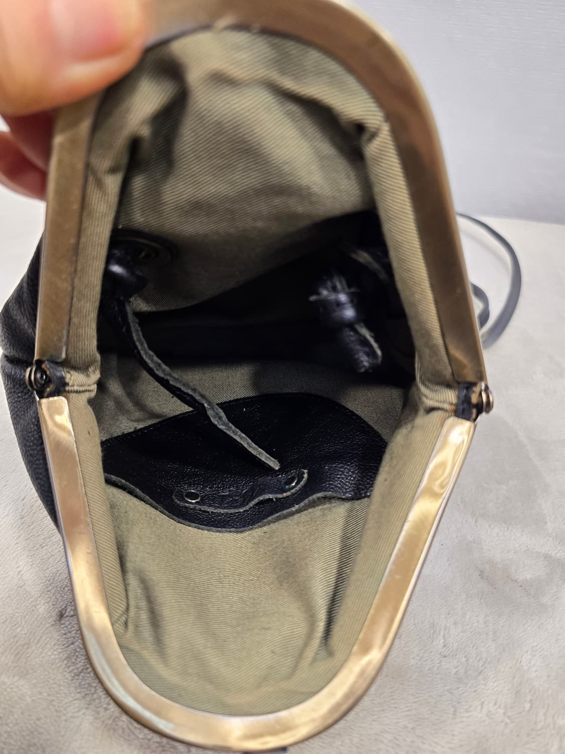 유르트 YURT 쁘아송 블랙 가죽 크로스백 가방 상품이미지8