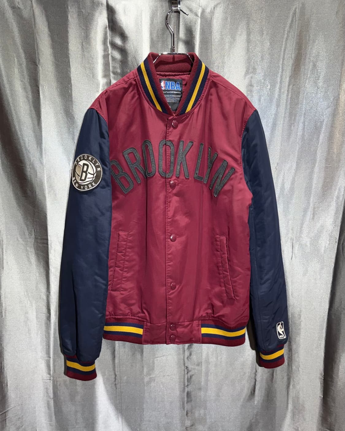 L NBA 브루클린 레터링 버건디 나일론 바시티 상품이미지2