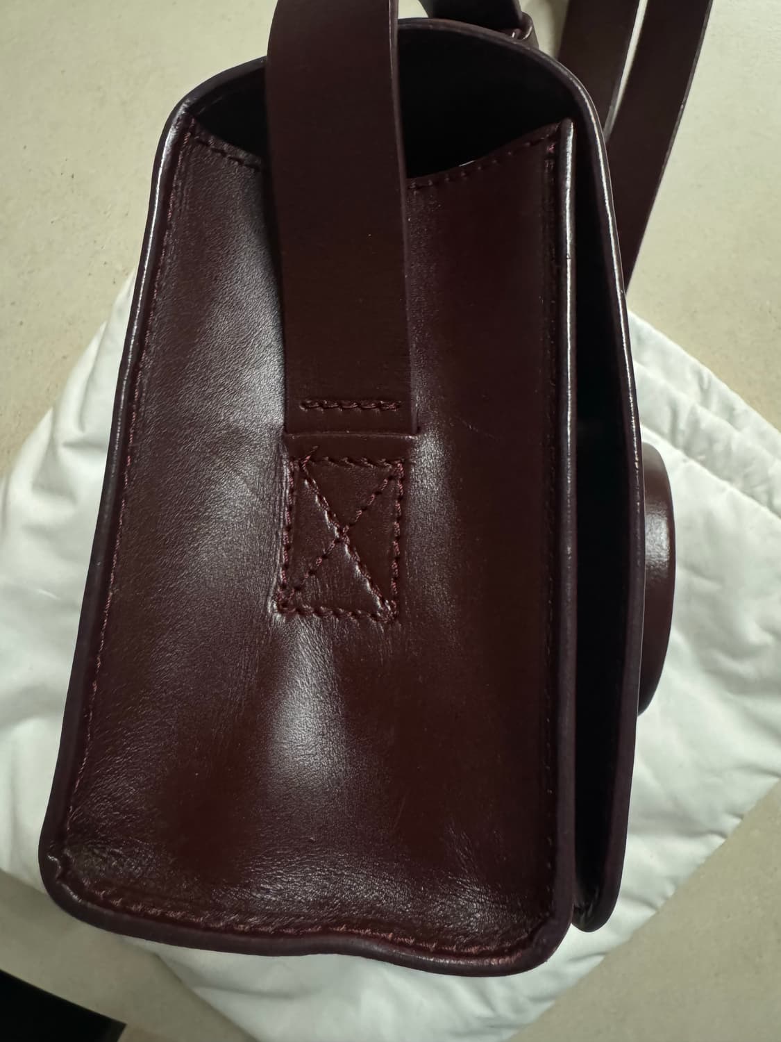 르메르 카메라백 베지터블 탠 레더 체리 마호가니 미듐 사이즈 상품이미지8