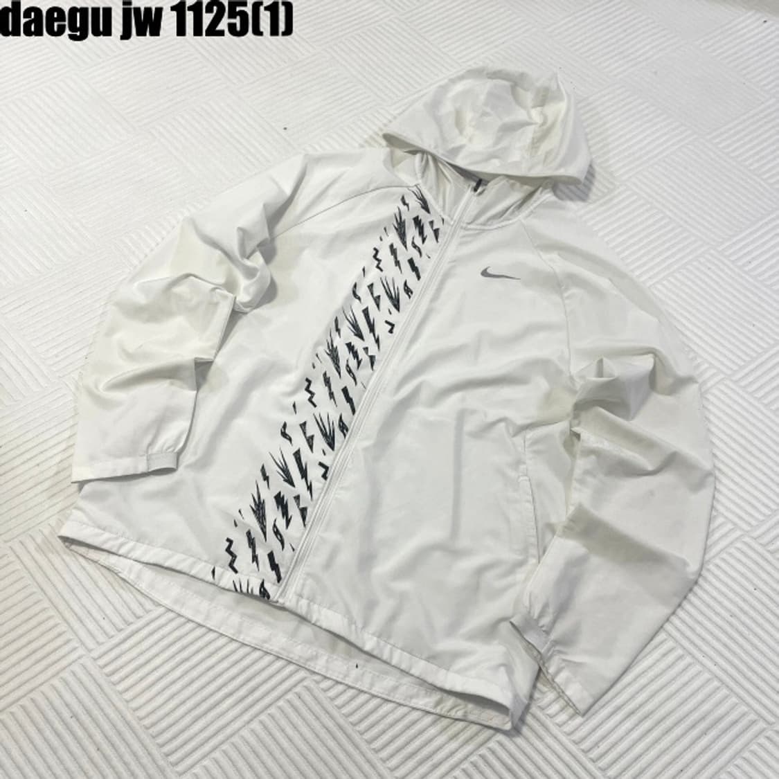 나이키 화이트 러닝 바람막이 상품이미지1