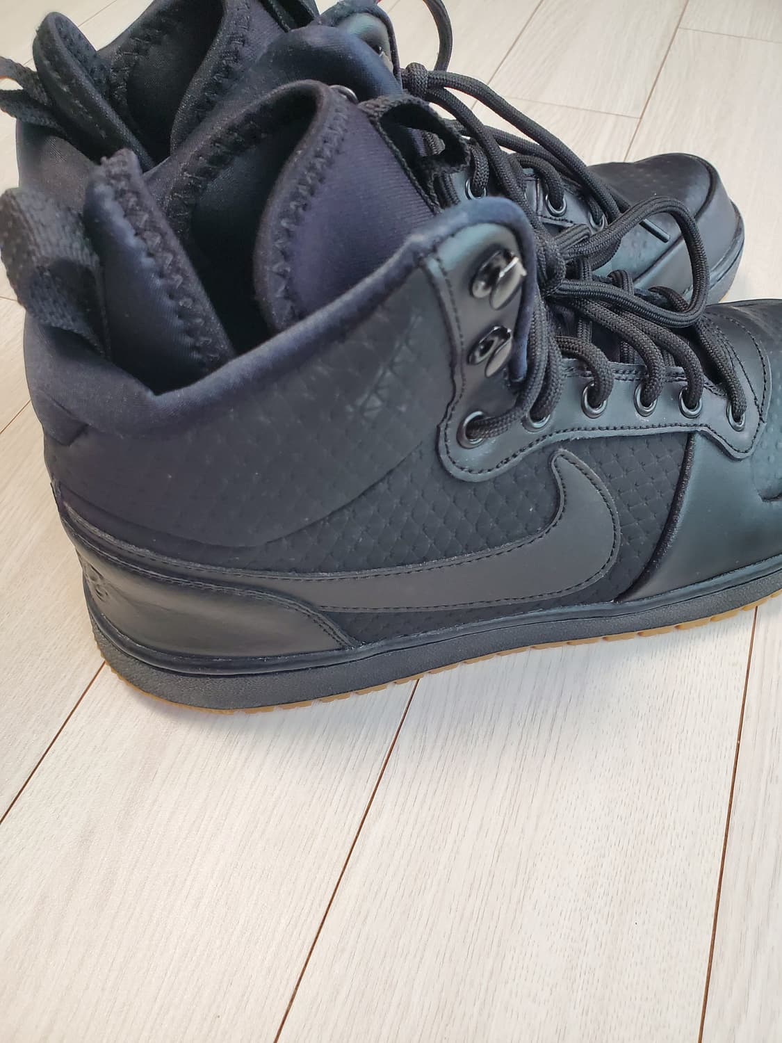 나이키 운동화 에버넌 미드 윈터 부츠 AQ8754-001사이즈270

 상품이미지4