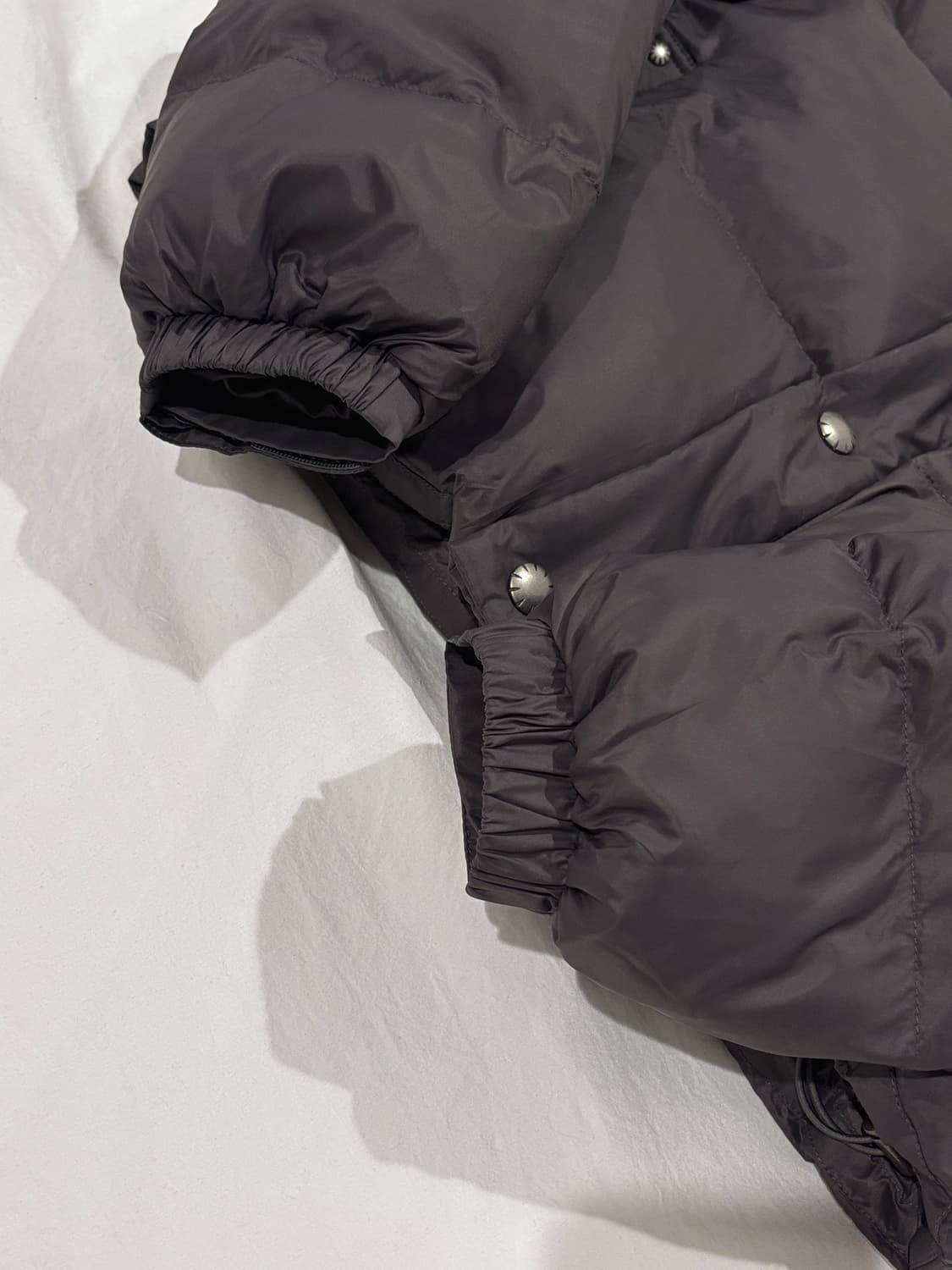 카키포인트 스터드 패딩 자켓 차콜 상품이미지4