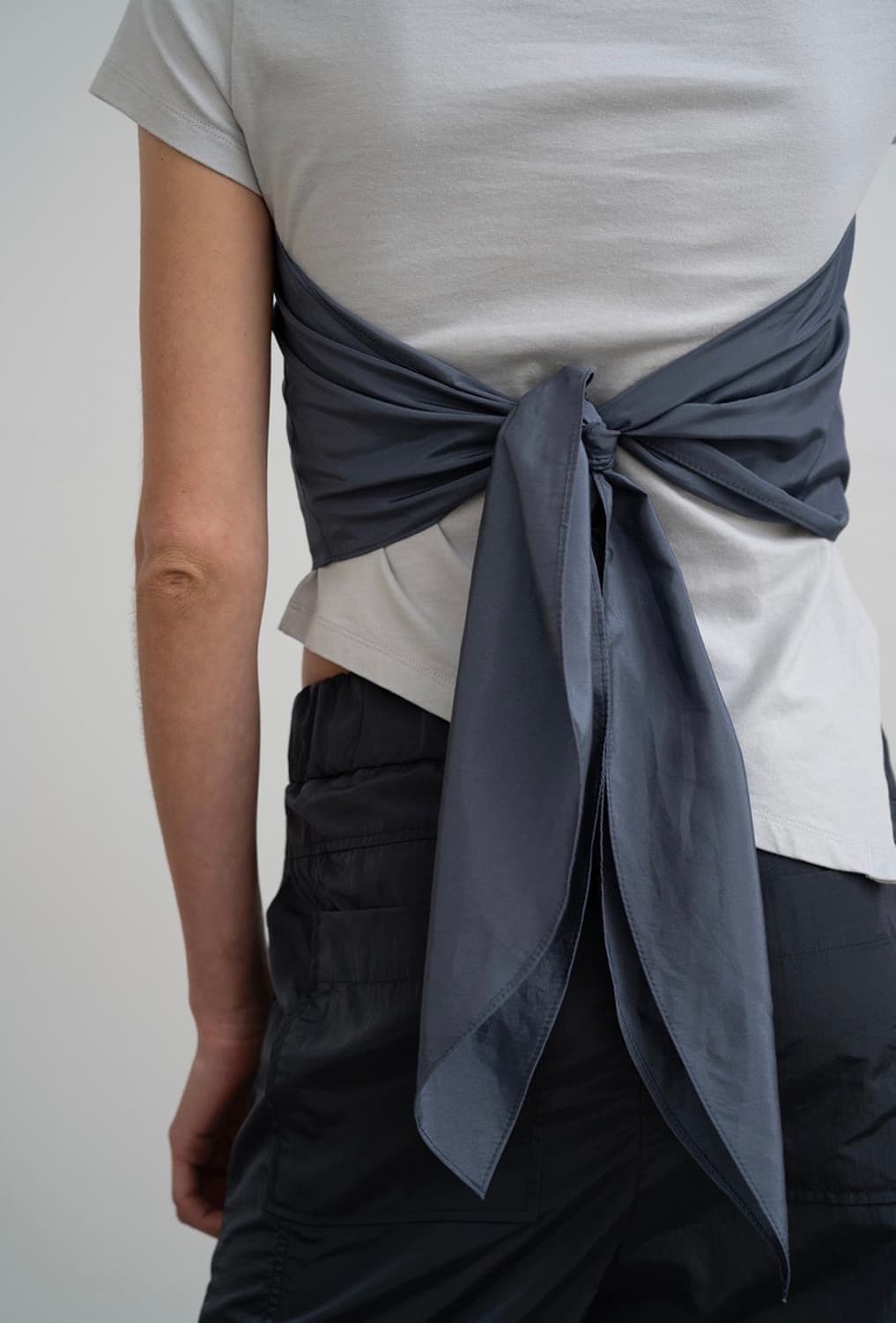 마뗑킴 백 포인트 탑 실키 스카프탑 그레이 상품이미지2