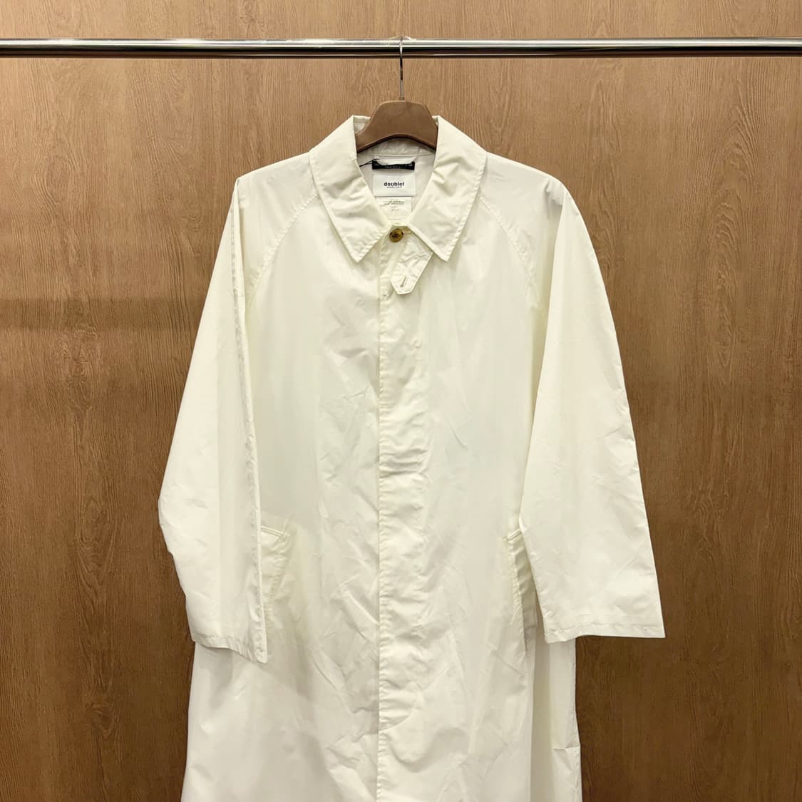 더블렛 긴팔 코팅 롱 코트 미니멀 싱글 후면 레터링 자수 디테일 화이트 상품이미지4