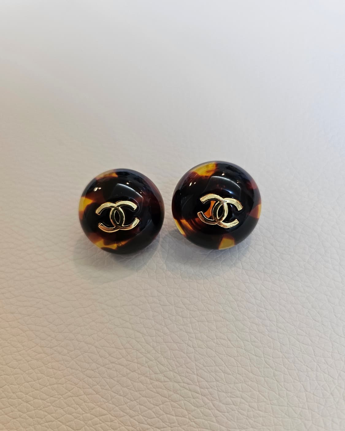 샤넬 빈티지단추 레오파드 귀걸이 업사이클링 상품이미지3