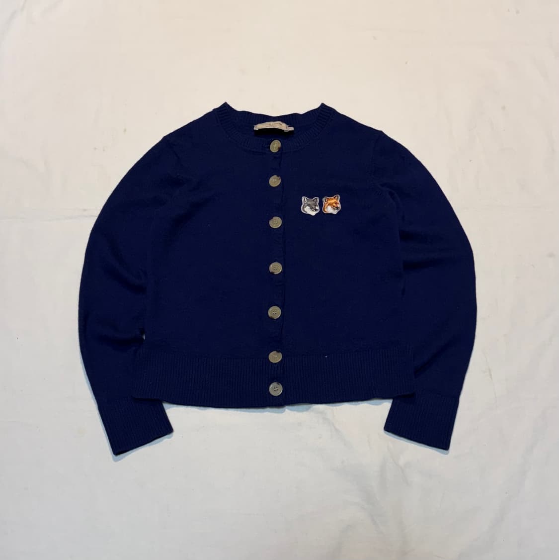 메종키츠네 더블폭스 패치 라운드넥 울 가디건 네이비 상품이미지1