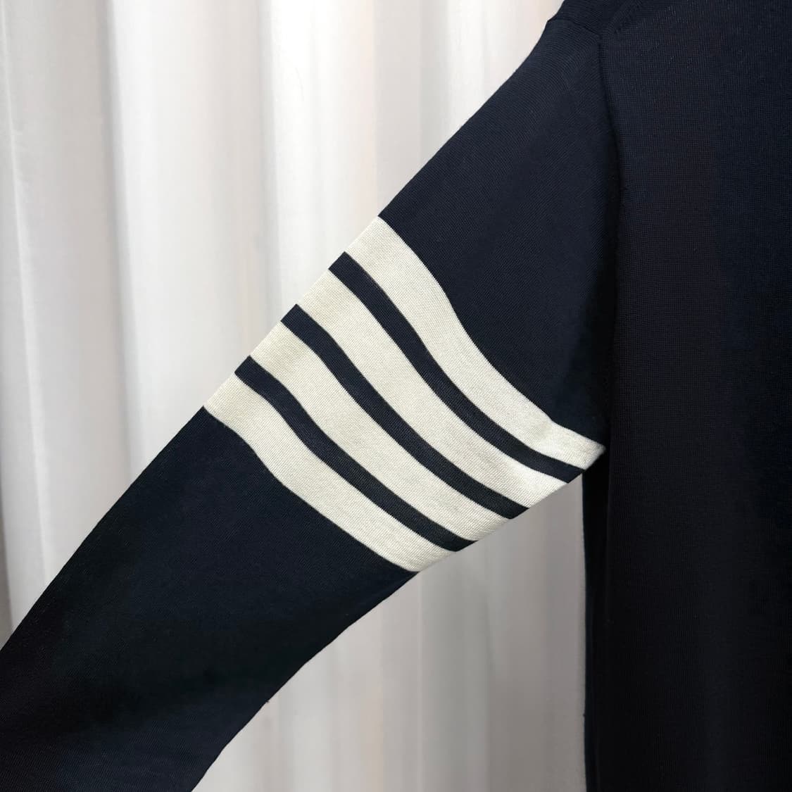 [2] 톰브라운 사선완장 울 니트 네이비 상품이미지4