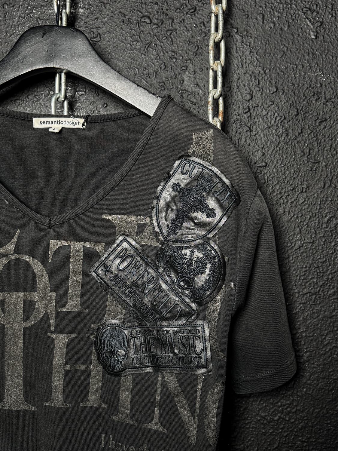 semantic design – Graphic V-neck T-shirt 상품이미지7