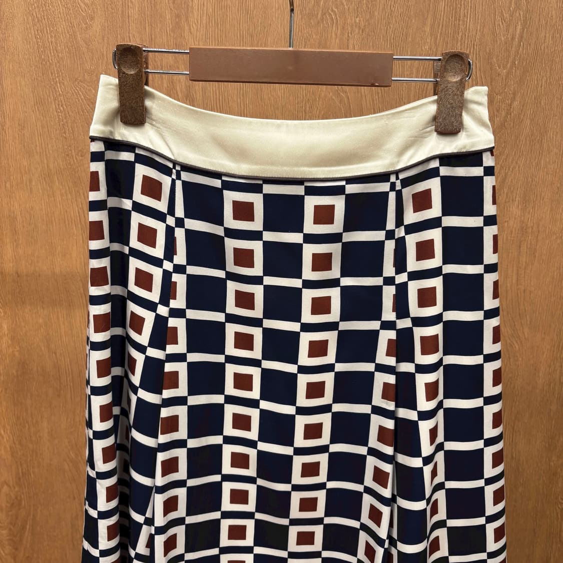  꾸레쥬 미디 스커트 기하학 패턴 허리 패널 디테일 플레어핏 네이비 상품이미지4