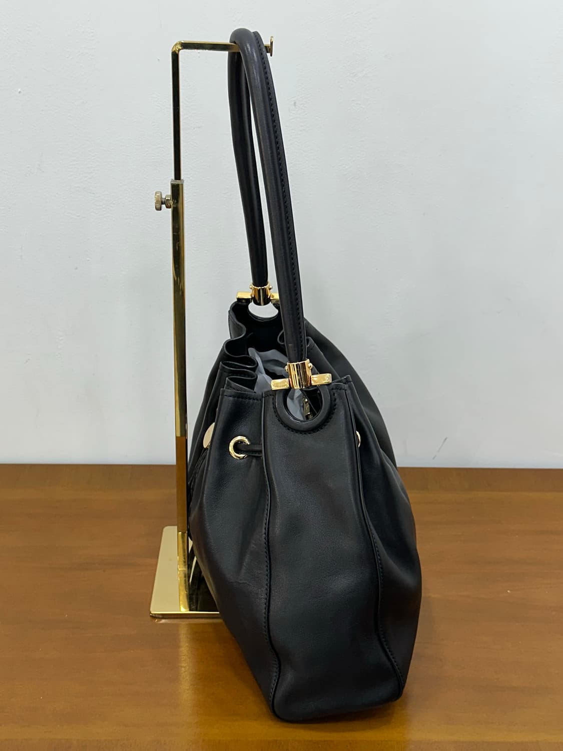 페레가모 블랙 금장 버킷백 상품이미지6