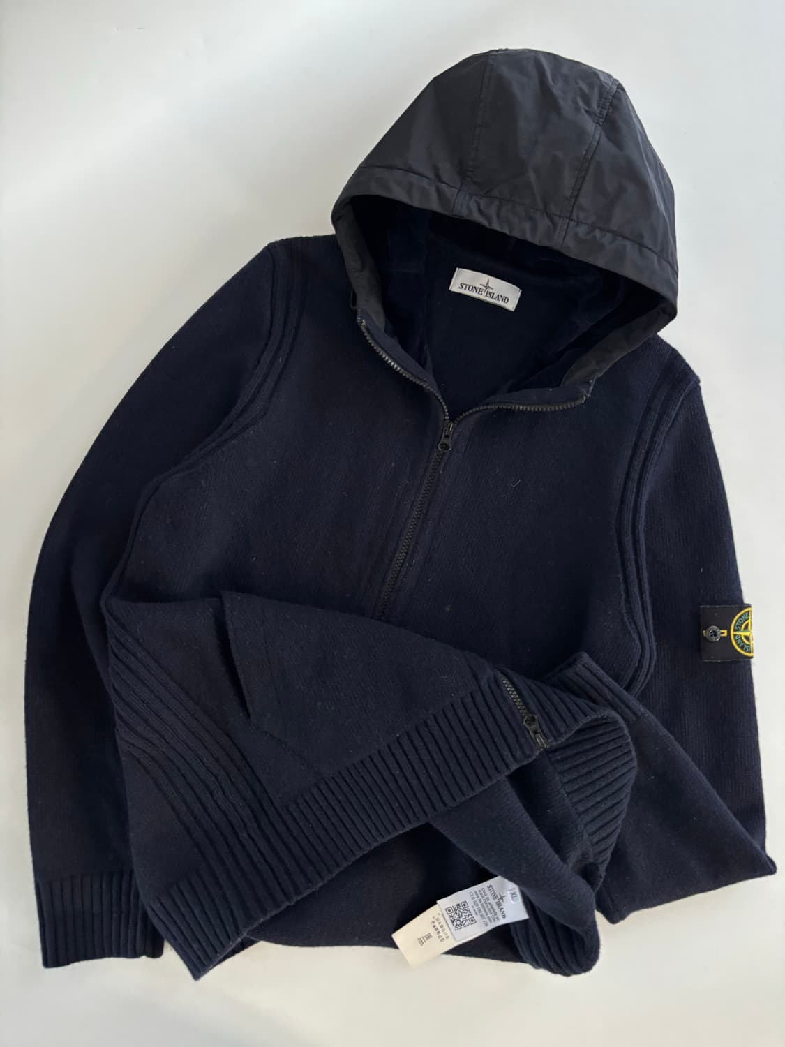 Stone-Island 스톤 아일랜드 와펜 네이비컬러 니트 후드집업 상품이미지1