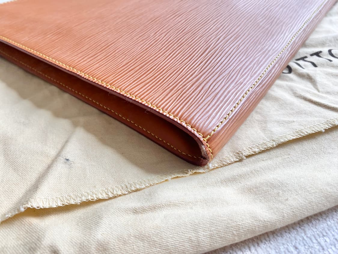 루이비통 에삐 큐멘 라지 도큐먼트 브라운 클러치 상품이미지3