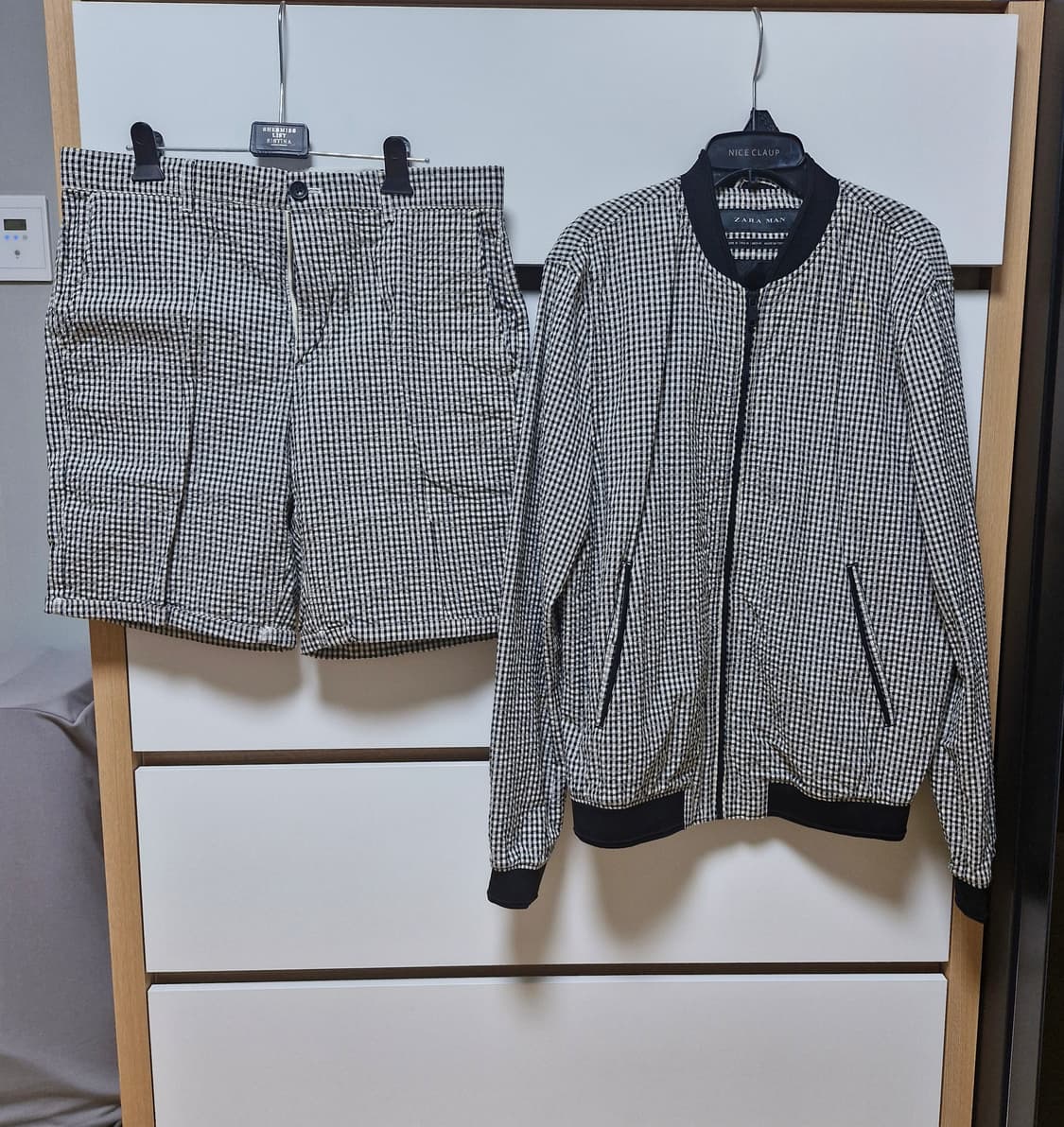 자라 맨 체크 패턴의 봄버 자켓과 반바지 세트 상품이미지1