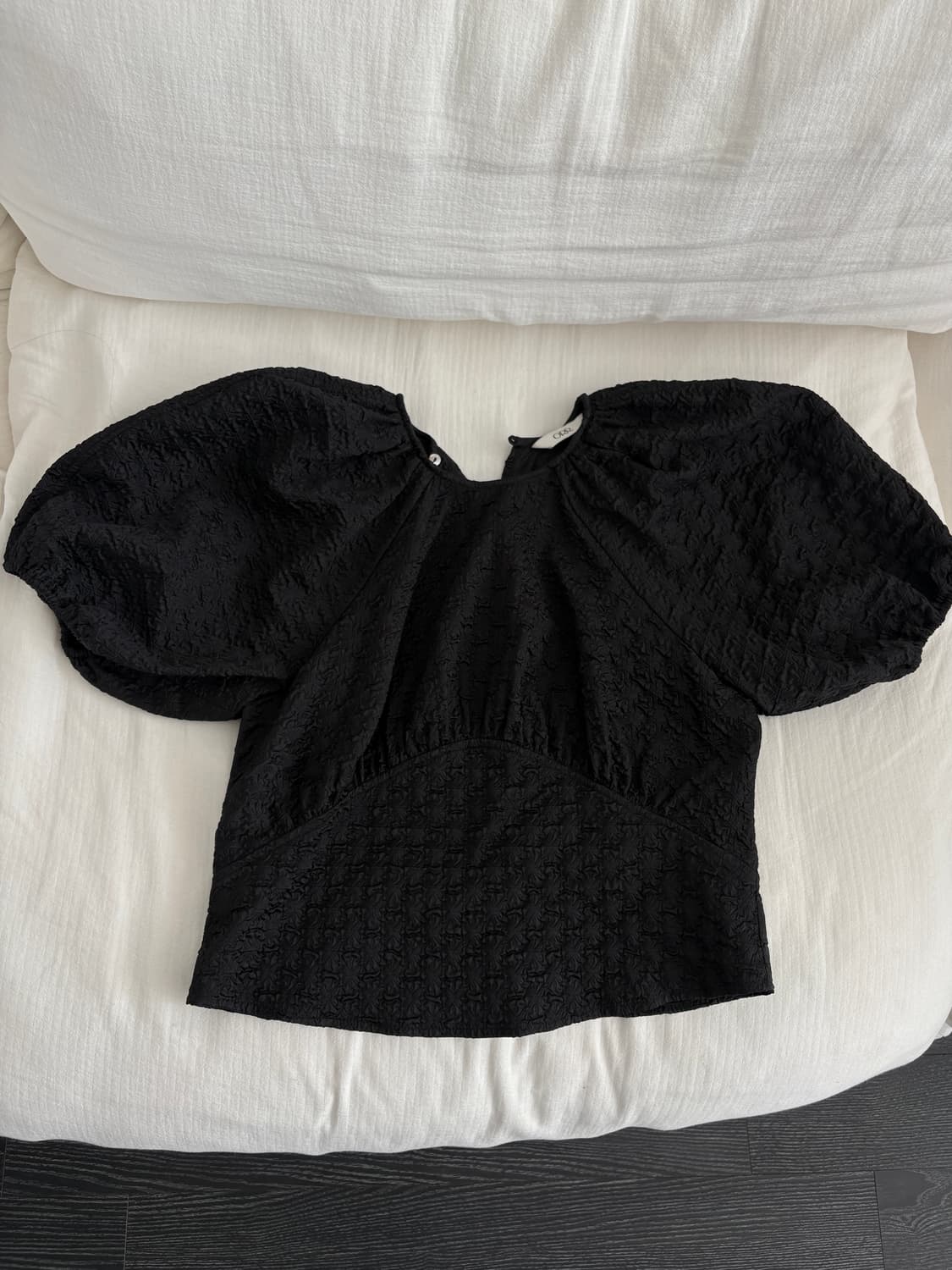 Orr 오르 엠보 셔링 블라우스 (블랙/아이보리) 상품이미지4