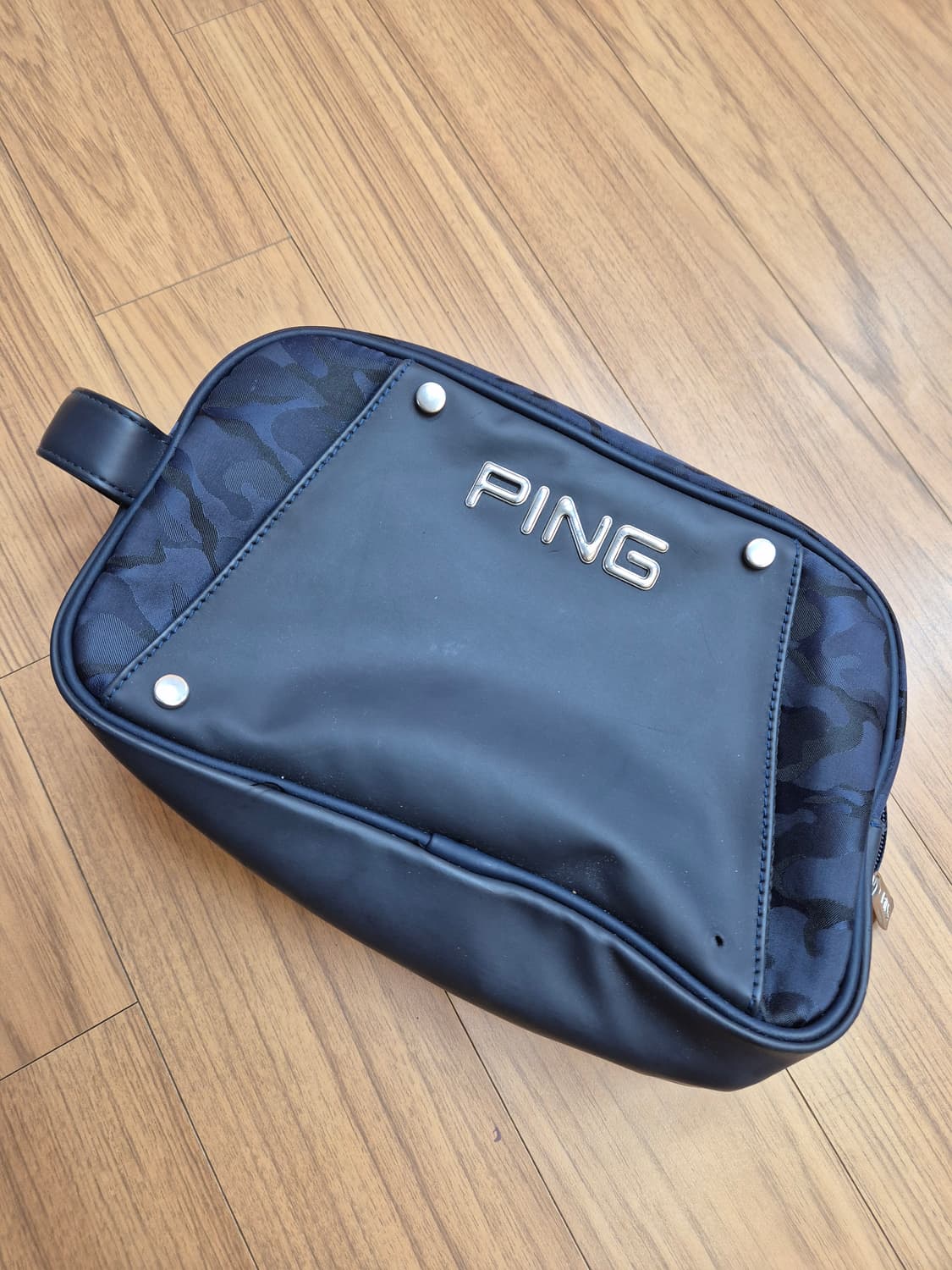 PING 골프 파우치 클러치입니다. 네이비 색상에 카모 패턴이 포인트로  상품이미지1